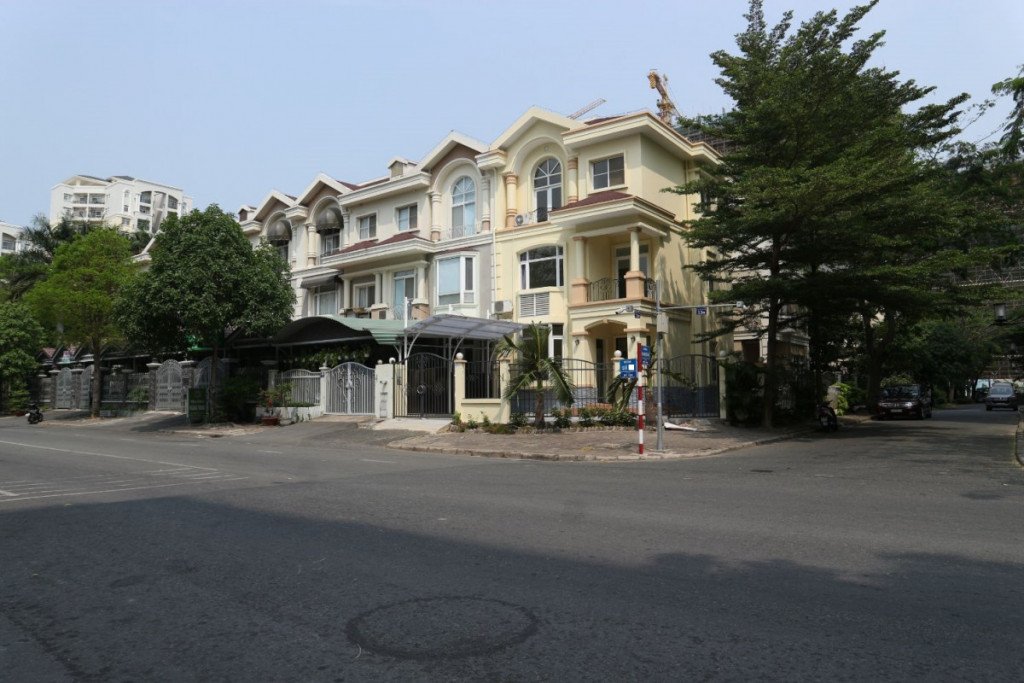 Cho thuê biệt thự Phú Mỹ Hưng mặt tiền đường số 16, đối diện Midtown, gias: 2100usd/tháng