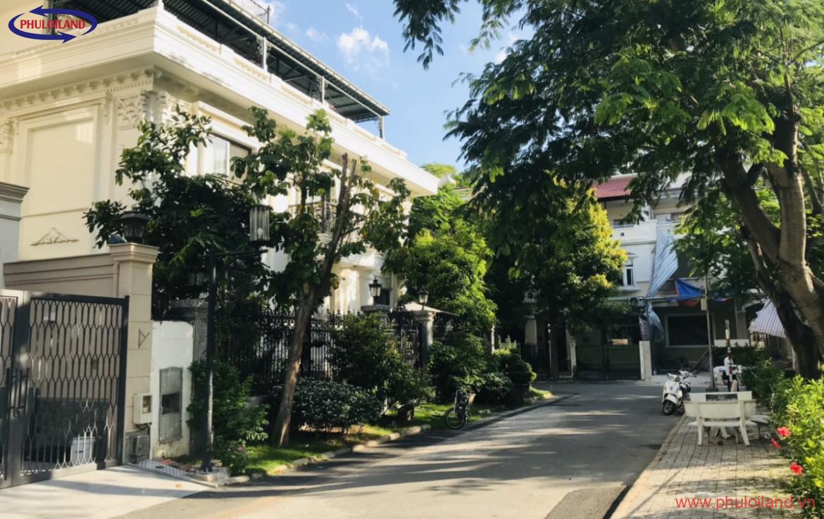 duong truoc nha nam thong 1170x738 - Bán nhanh biệt thự Nam Thông 3, căn góc công viên, có hồ bơi riêng