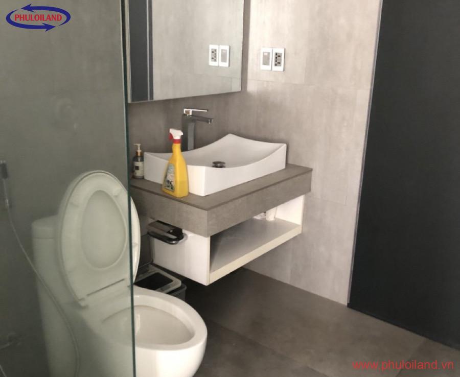 toilet can ho cho thue 900x738 - Cho thuê căn hộ dịch vụ tại Scenic Valley, 30m2, bao gồm: gym, hồ bơi, bbq, internet... giá 10tr/tháng