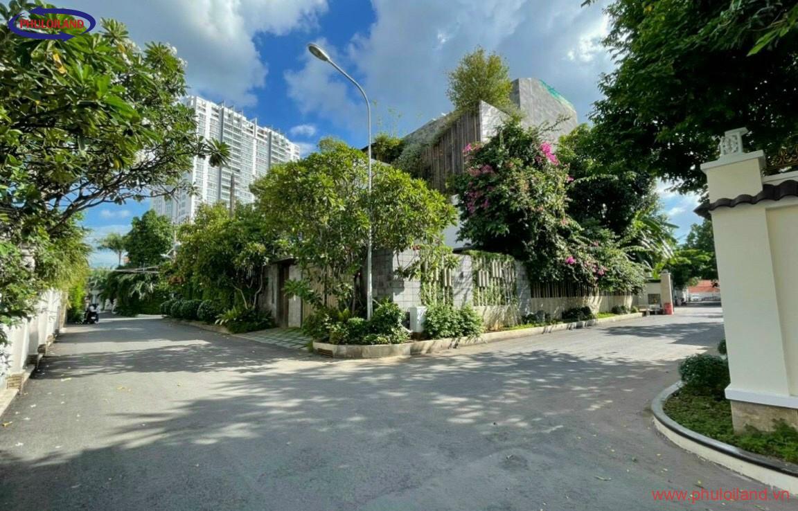 duong truoc nha 1152x738 - Bán siêu biệt thự cao cấp đẹp nhất Thảo Điền, Quận 2, 703m2, giá 145 tỷ có hồ bơi riêng