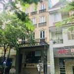 mat-truoc-nha-pho-ban