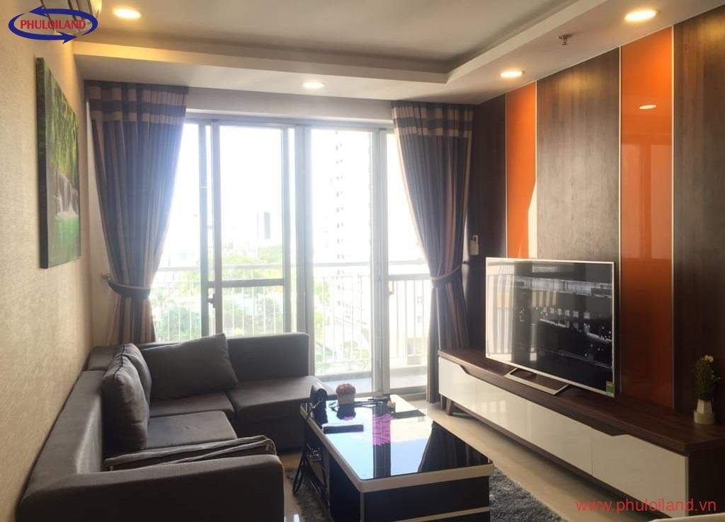 phong khach co ban cong 1024x738 - Cập nhật bảng giá mua bán căn hộ tại Scenic Valley, Phú Mỹ Hưng, tháng 8/2021