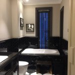 toalet-trong-nha-ban