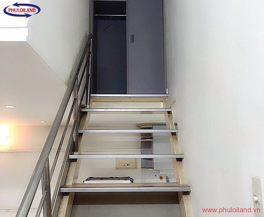 cau thang len gac 900x738 - Chuyển nhượng căn hộ loft house tại tầng trệt chung cư Hưng Vượng 1, Phú Mỹ Hưng