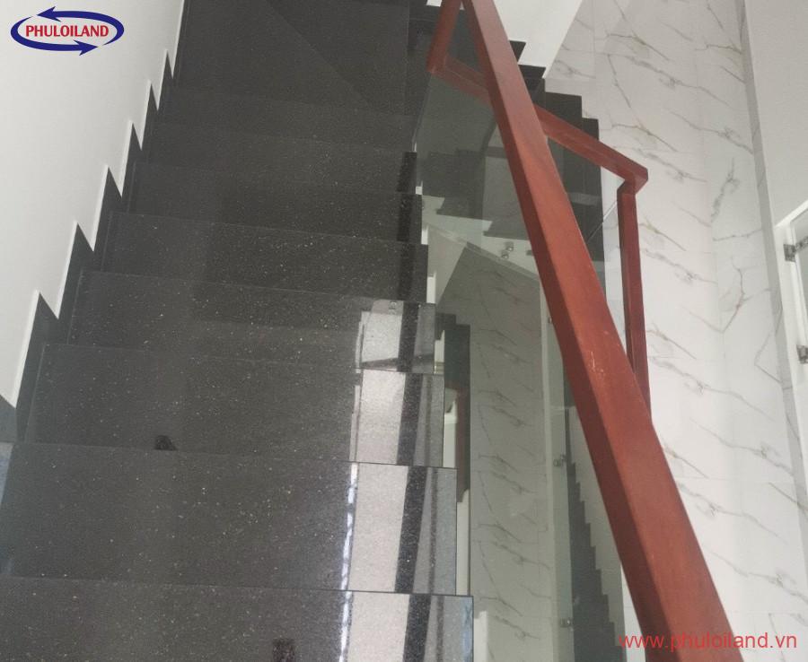 hinh cau thang bo 900x738 - Bán tòa nhà phố có hầm và thang máy, mặt tiền đường số 25A, phường Tân Quy, Quận 7