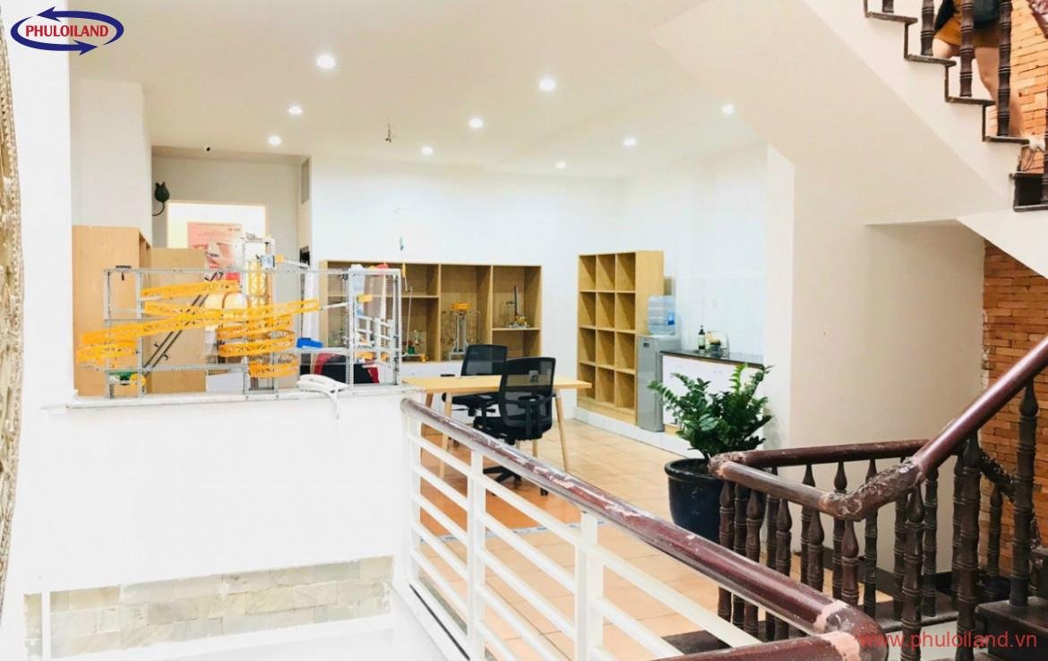 phong lam viec nho gan cau thang bo 1170x738 - Bán gấp nhà phố mặt tiền đường số 79, phường Tân Quy, Quận 7, giá 17,5 tỷ