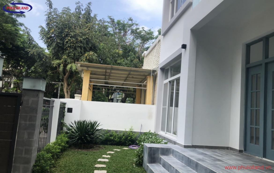 san vuon ben hong nha 1170x738 - Bán biệt thự tứ lập Mỹ Gia 1, mặt tiền đường số 20, Tân Phú, Quận 7