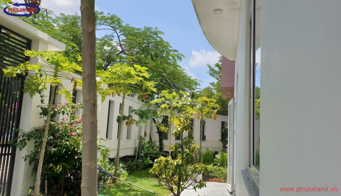 san vuon trong biet thu ban 1170x675 - Bán biệt thự phố vườn Phú Xuân Vạn Hưng Phú, Nhà Bè, góc hai mặt tiền