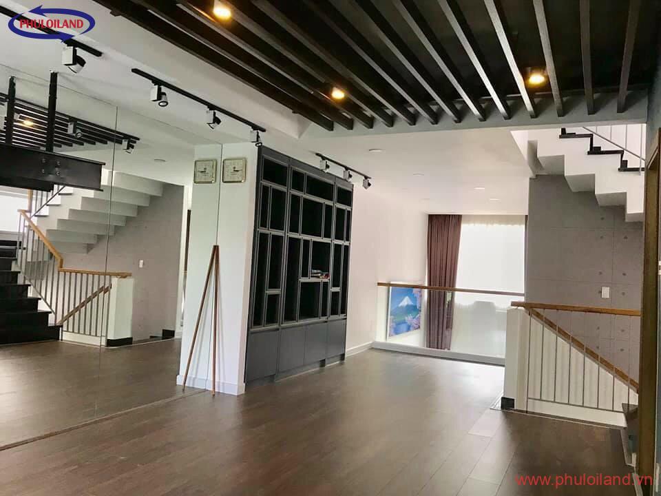 sanh cau thang o tang 1 - Bán biệt thự sân vườn tại Dragon Parc1, Phú Long, Nhà Bè