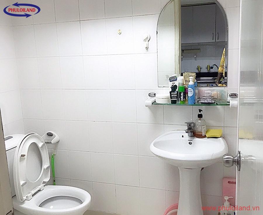 toilet can ho 6 900x738 - Chuyển nhượng căn hộ loft house tại tầng trệt chung cư Hưng Vượng 1, Phú Mỹ Hưng