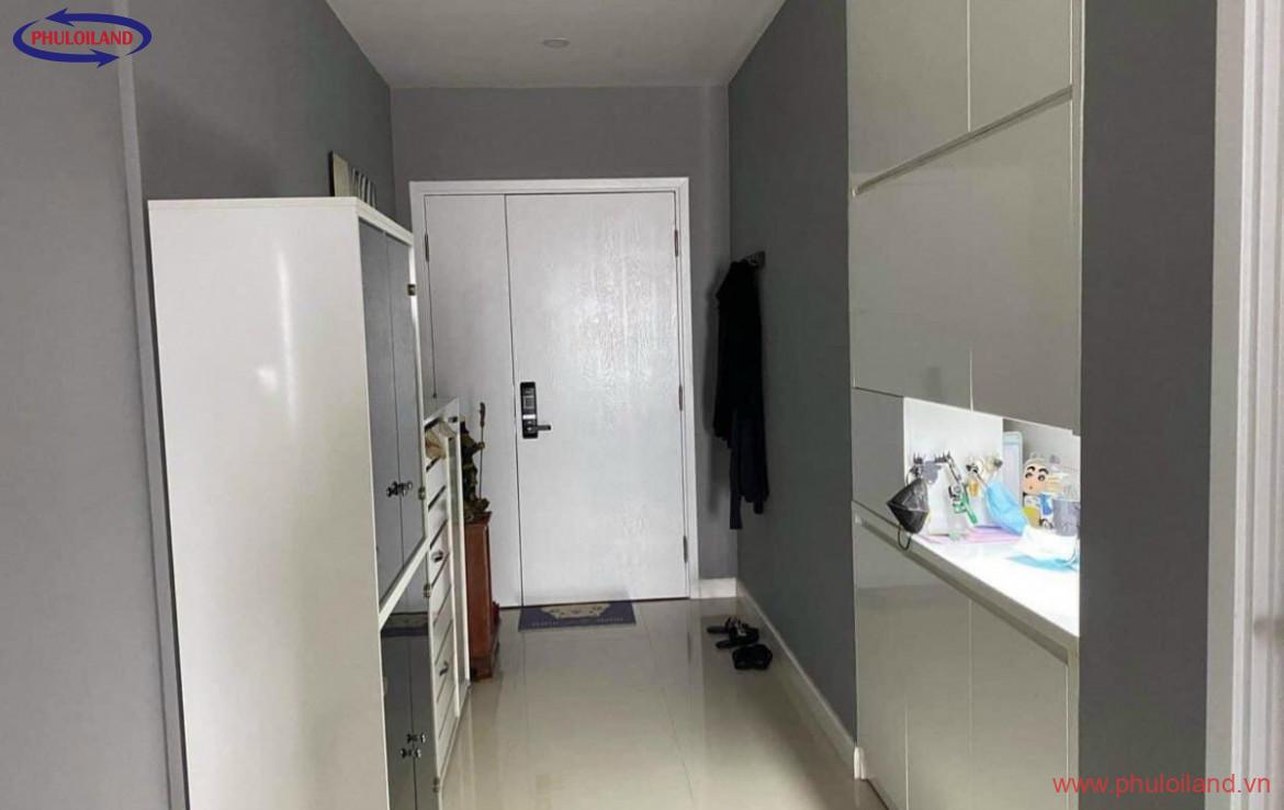 tu quan ao trong can ho 1 1170x738 - Bán gấp căn hộ Sunrise City Central, Quận 7, 76m2, đầy đủ nội thất.