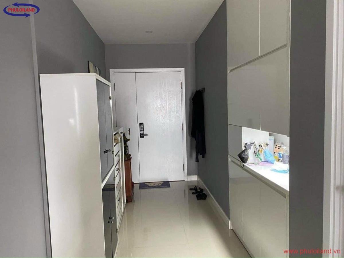 tu quan ao trong can ho 1 - Bán gấp căn hộ Sunrise City Central, Quận 7, 76m2, đầy đủ nội thất.