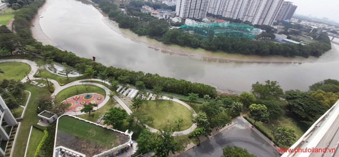 ban cong nhin truc dien cong vien noi khu riverpark 2 1170x541 - Bán nhanh căn hộ Riverpark Residence, 137m2, lầu cao, view sông, giá 8,3 tỷ