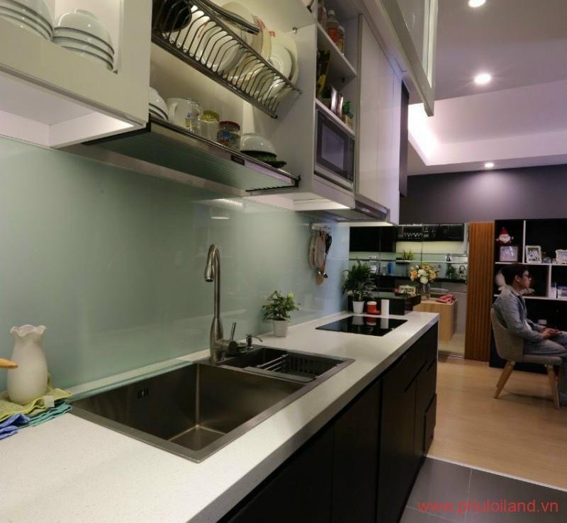 bep trong can ho rong rai sang trong 800x738 - Cần bán nhanh căn hộ Scenic Valley 1, 80m2, view hồ bơi, nội thất cao cấp, giá 4,4 tỷ