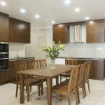 can-canh-ban-an-4-ghe-va-bep