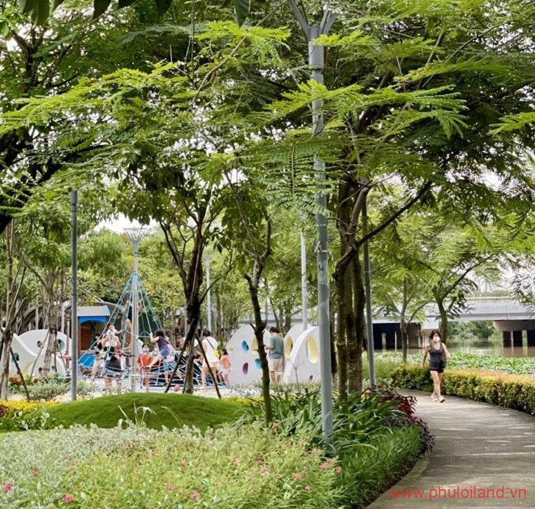 cong vien noi khu midtown the peak 775x738 - Kẹt tiền kinh doanh cần bán gấp căn hộ The Peak Phú Mỹ Hưng, giá 6,3 tỷ