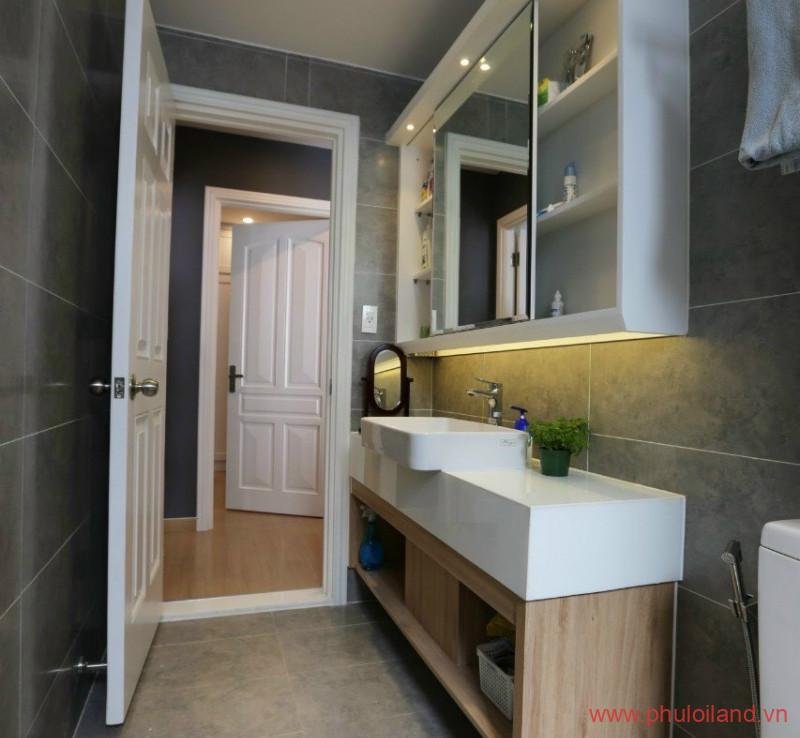 khu vuc toilet 800x738 - Cần bán nhanh căn hộ Scenic Valley 1, 80m2, view hồ bơi, nội thất cao cấp, giá 4,4 tỷ