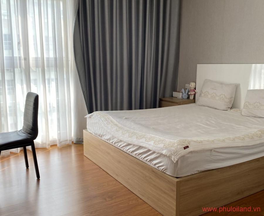 phong ngu master rong rai thoang mat 900x738 - Bán gấp căn hộ Happy Valley, 112m2, nhà đẹp, nội thất cao cấp, giá 4,7 tỷ