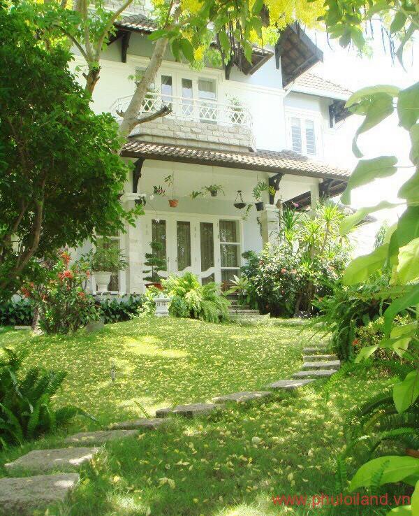 san vuon truoc nha 1 600x738 - Cần chuyển nhượng Siêu biệt thự Thảo Điền, mặt tiền đường Nguyễn Văn Hưởng, Tp Thủ Đức