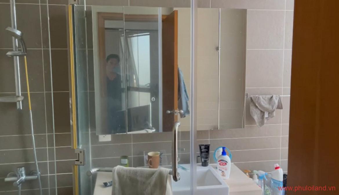 toilet phong ngu master co bon tam nam 1170x675 - Bán nhanh căn hộ Sunrise City, 106m2, lầu cao, full nội thất, có sổ hồng, giá chỉ 4,7 tỷ