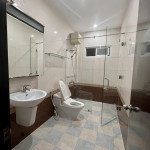 toilet-trong-nha-ban