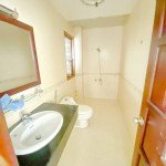 can-canh-toilet-day-du-trang-thiet-bi