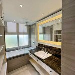 can-canh-toilet-trong-can-ho-can-ban