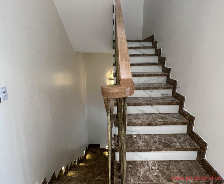 cau thang bo len lau 1 900x738 - Giảm giá bán gấp trước Tết biệt thự Mỹ Gia 1 Quận 7, mặt tiền Đường số 20