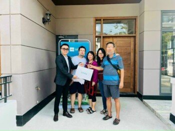 hinh anh khach hang nhan ban giao biet thu gs nha be 350x262 - Hình ảnh bàn giao bđs tại Zeitgeist Nhà Bè đến tay cư dân tháng 1/2023