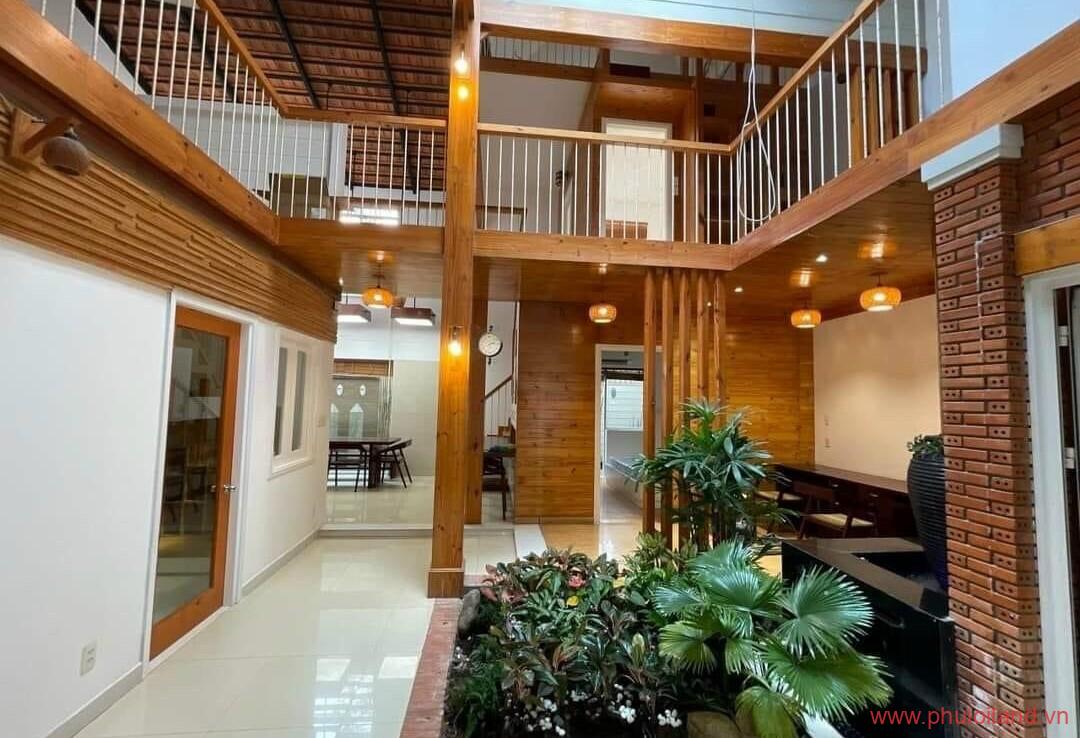 khong gian gieng troi va sanh tiep khach 1080x738 - Mua bán nhà đất Phường Tân Hưng Quận 7 T2/2023 giá rẻ