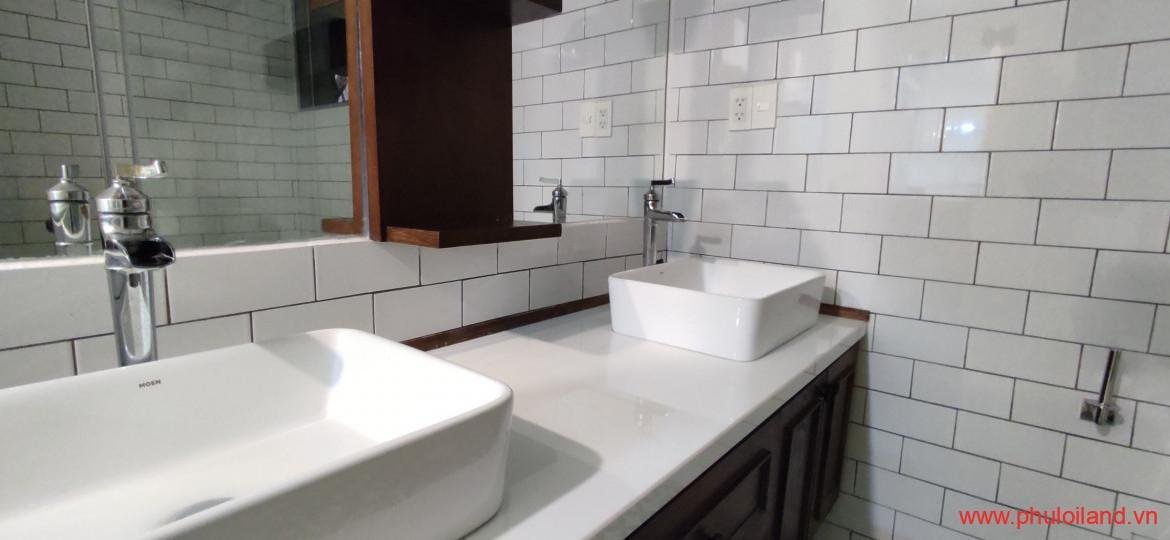 nha ve sinh trong can ho can ban green valley 1170x540 - Sang nhượng căn hộ Green Valley, bao gồm ô xe hơi, 88m2, thiết kế 2pn, 2wc, giá 4.680 tỷ.