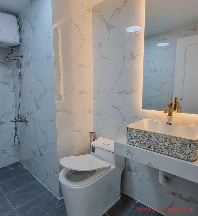 nha ve sinh trong can ho can ban hung vuong 3 1 675x738 - Cần bán Hưng Vượng 3, Phú Mỹ Hưng, 97m2, 3pn, 2wc- nhà mới đẹp như hình, giá 3,7 tỷ.