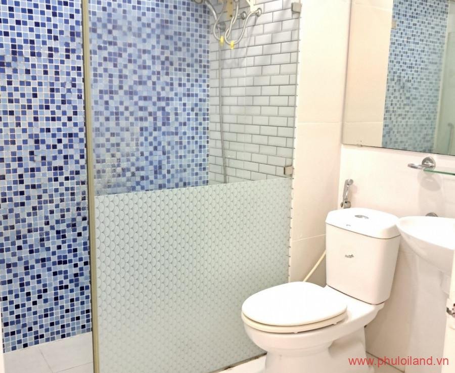 nha ve sinh trong can ho can ban sky garden 3 900x738 - Cần sang nhượng căn hộ Sky Garden 3, 56m2 – nhà như hình, thiết kế 2pn, 1wc, giá 2.55 tỷ.