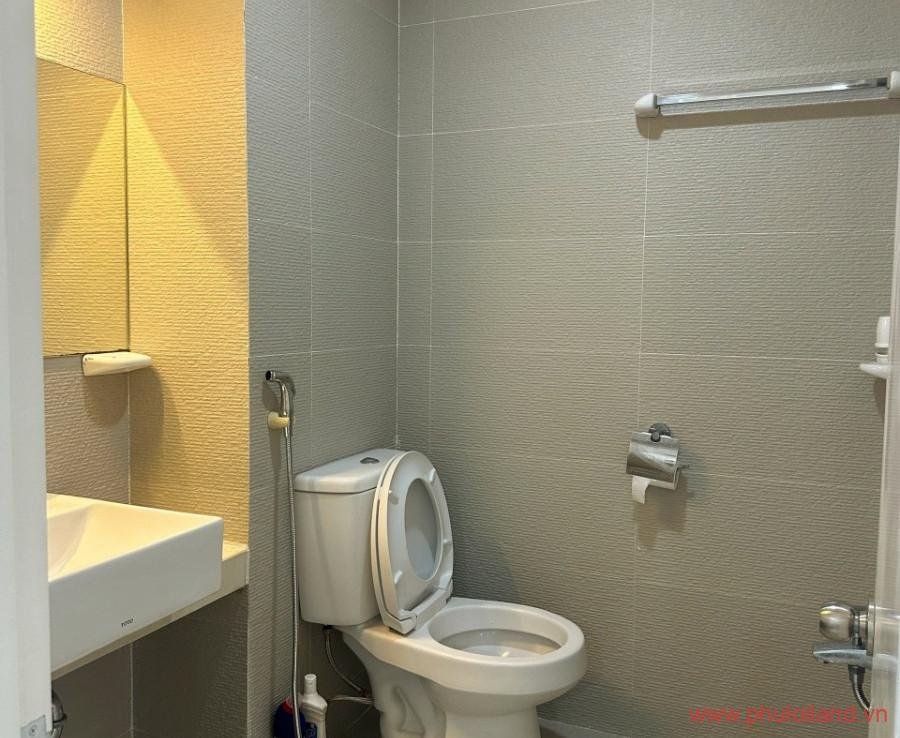 nha ve sinh trong can ho cho thue sky garden 3 1 900x738 - Cho thuê Sky Garden 3, căn góc 74m2, thiết kế 2pn, 2wc, nhà như hình- Giá: 17,000,000 vnđ.