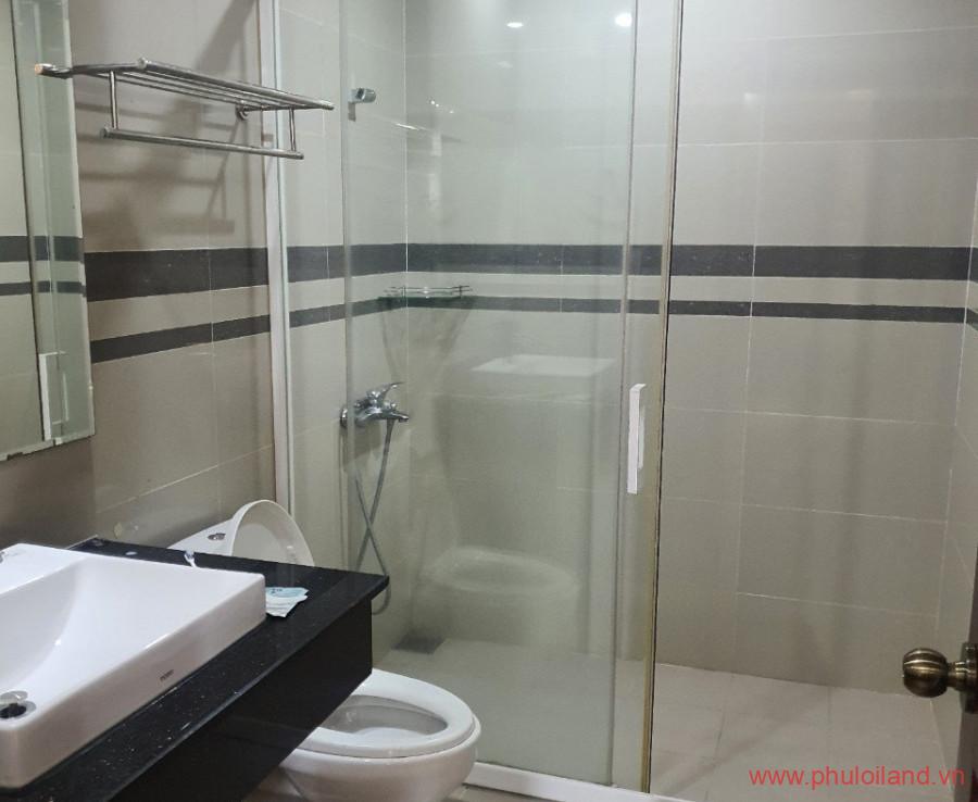 nha ve sinh trong moi phong trong can nha pho hung gia hung phuoc cho thue 900x738 - Cho thuê nhà phố Hưng Gia Hưng Phước – Phú Mỹ Hưng- Quận 7- tháng 01/2023 – Giá 3,700$.