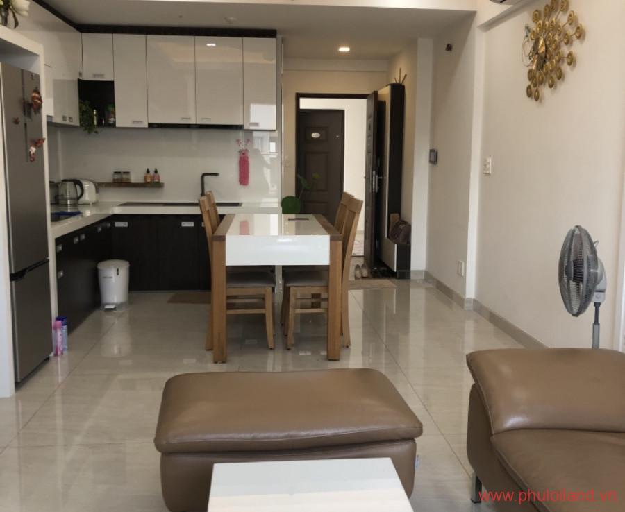 phong khach can ho huong Đong Nam 900x738 - Cần bán ccăn hộ chung cư Scenic Valley 1, 77m2, căn góc, giá 4.1 tỷ, nội thất đầy đủ, nhà trống xem nhà dễ.