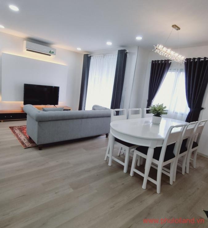 phong khach trong can ho can ban hung vuong 3 2 675x738 - Cần bán Hưng Vượng 3, Phú Mỹ Hưng, 97m2, 3pn, 2wc- nhà mới đẹp như hình, giá 3,7 tỷ.