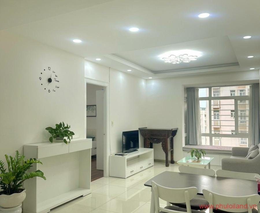 phong khach trong can ho cho thue sky garden 3 1 900x738 - Cho thuê Sky Garden 3, căn góc 74m2, thiết kế 2pn, 2wc, nhà như hình- Giá: 17,000,000 vnđ.