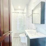 toilet-trang-sang-day-du-trang-thiet-bi