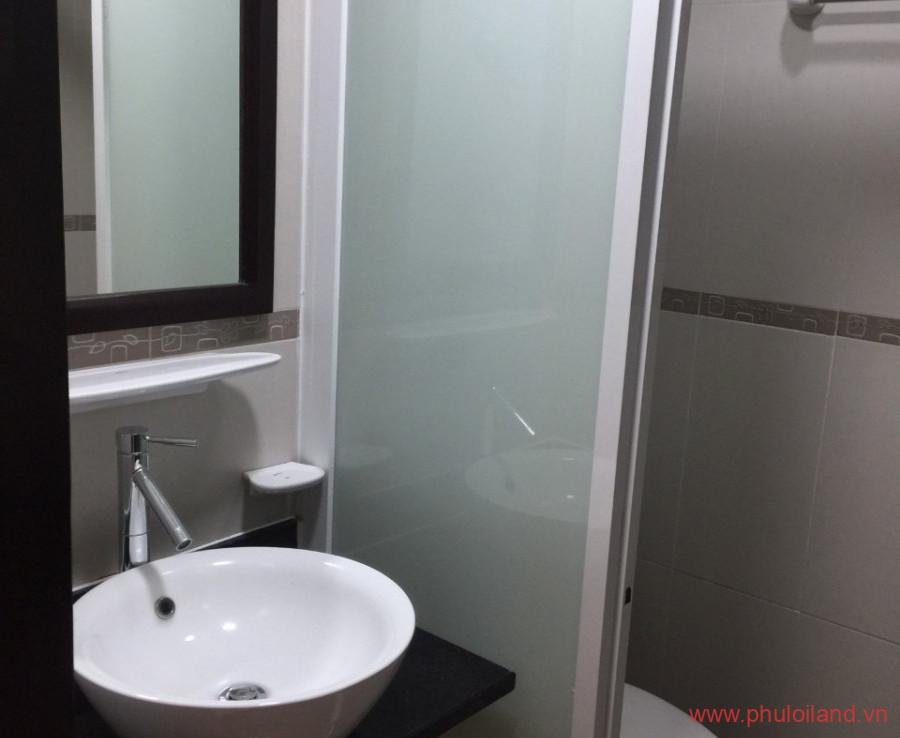 toilet trong can ho can cho thue sky garden 3 900x738 - Cho thuê Sky Garden 3, căn góc 74m2, thiết kế 2pn, 2wc, nhà như hình- Giá: 16,000,000 vnđ.