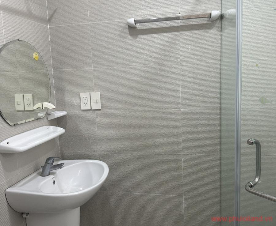 toilet trong can ho cho thue sky garden 3 1 900x738 - Cho thuê Sky Garden 3, căn góc 74m2, thiết kế 2pn, 2wc, nhà như hình- Giá: 17,000,000 vnđ.