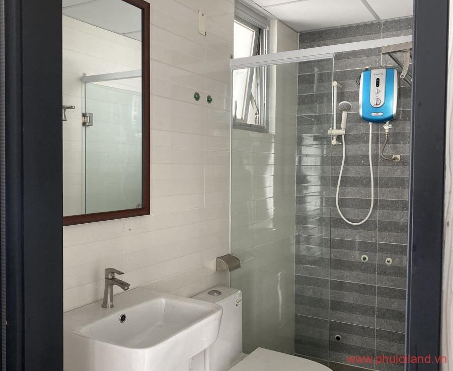 tollet can ho can ban 4 900x738 - Cần bán căn hộ chung cư Scenic Valley 2, 76m2, căn góc, giá 3.950 tỷ, nhà đang trống.