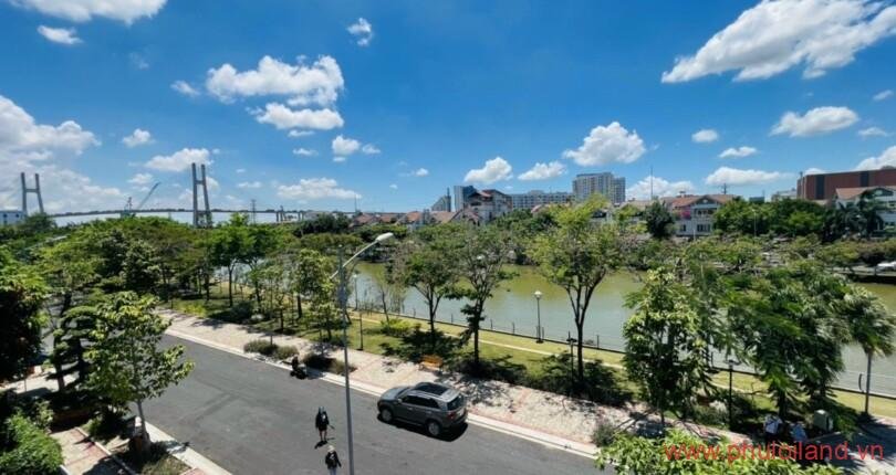 biet-thu-ban-co-view-ban-cong-nhin-ra-duong-va-song-rat-dep