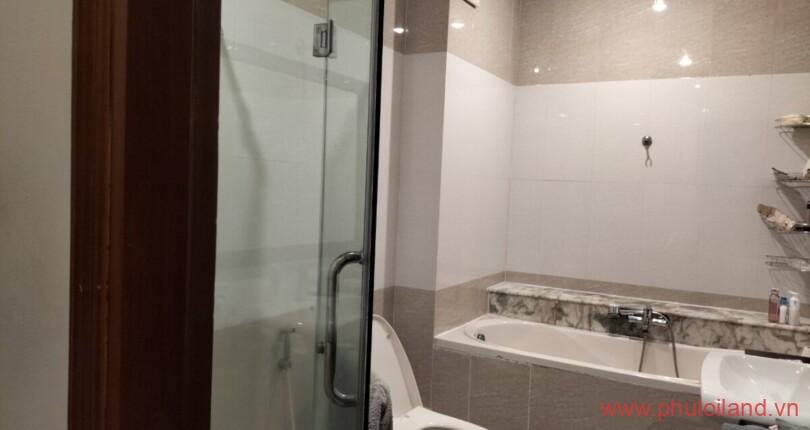 cac-toilet-trang-thiet-bi-day-du