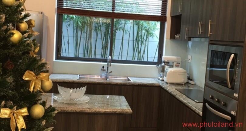 can-canh-phong-bep-trong-biet-thu-ban