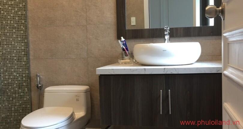 can-canh-toilet-day-du-thiet-bi