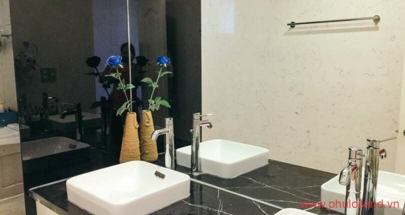 can-canh-toilet-day-du-trang-thiet-bi