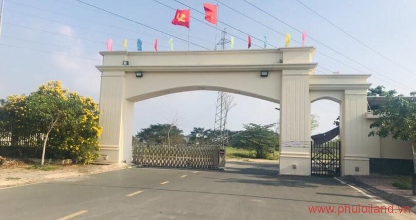 cong-vao-khu-dan-cu-bo-cong-an-pham-huu-lau-nha-be