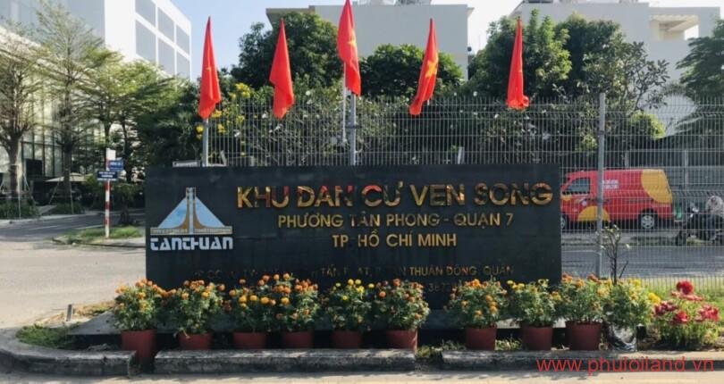 cong-vao-khu-dan-cu-ven-song-tan-phong