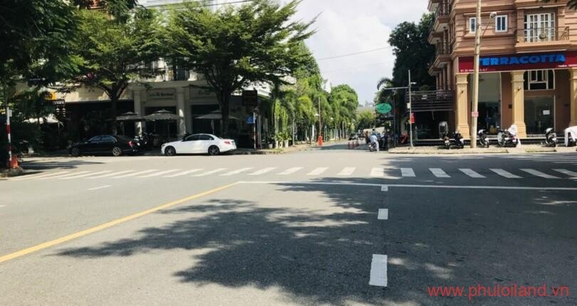 cong-vao-khu-pho-compound-hung-thai